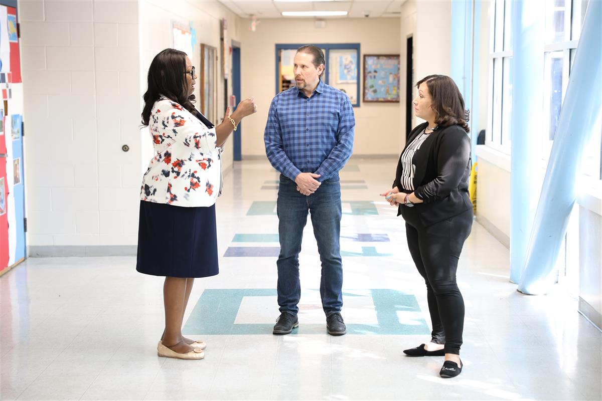 Board President Iliana Chevres Visits Schools No. 23