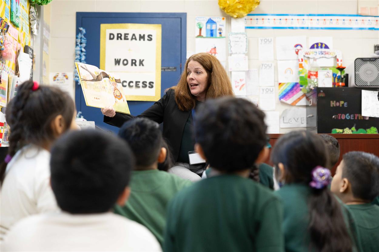 Superintendent Mrs. Hugelmeyer visited Jerome Dunn Academy Read Across America 