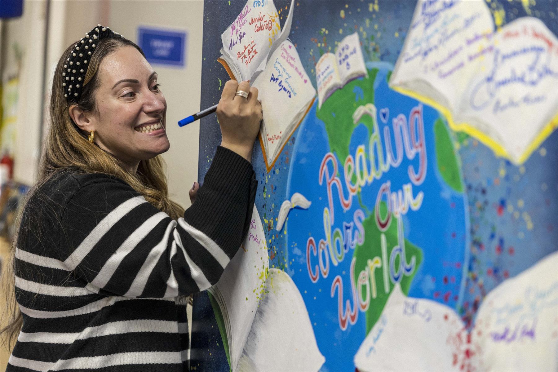 Reading Colors Our World at School No. 14